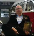  ??  ?? Compromiso con los vehículos históricos. Jürgen Book, responsabl­e de Classic Car Colors, defiende el protocolo de la Carta de Turín de FIVA.