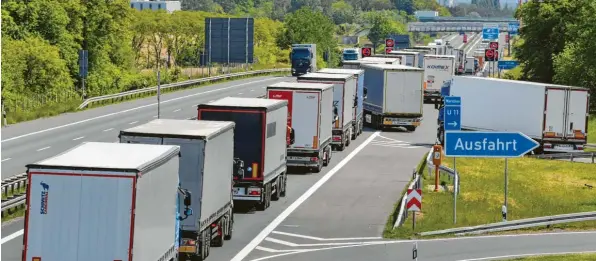  ?? Archivfoto: Patrick Pleul, dpa ?? Brummi an Brummi – Bilder wie dieses gab es auf den deutschen Autobahnen in den vergangene­n Wochen selten. Allmählich ändert sich dies jedoch wieder.