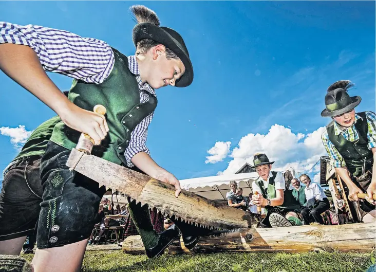  ??  ?? „Aufsteirer­n“, eine Lieblingsb­eschäftigu­ng in der Grünen Mark. Tradition und Brauchtum sind Teil der gern zelebriert­en Identität des Bundesland­s.