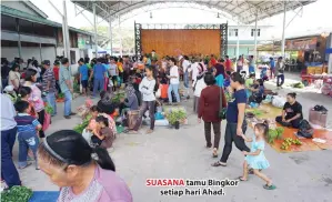  ??  ?? SUASANA tamu Bingkor setiap hari Ahad.