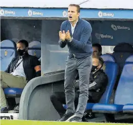  ?? ÁNGEL DE CASTRO ?? Baraja da ánimos a sus jugadores durante el partido.