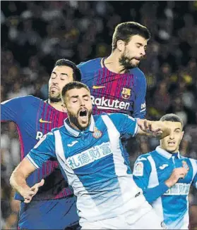  ?? FOTO: M. MONTILLA ?? Piqué, poderoso en el juego aéreo Marcó de cabeza, aunque no en esta acción