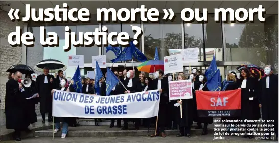  ??  ?? Une soixantain­e d’avocats se sont réunis sur le parvis du palais de justice pour protester contre le projet de loi de programmat­ion pour la justice (Photo M. R.)