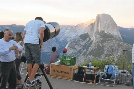  ?? LISA M. KRIEGER/STAFF PHOTOS ?? Amateur astronomer­s with the Peninsula Astronomic­al Society set up telescopes at Yosemite National Park's Glacier Point “star party” in 2015. On summer weekends, park rangers invite California astronomy clubs to share their expertise and equipment with...