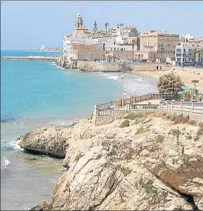  ?? CARLES CASTRO / ARCHIVO ?? Playa de Sant Sebastià, en Sitges, donde es más cara la vivienda