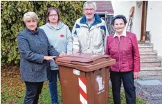  ?? Foto: Hieronymus Schneider ?? Sie fordern den kostenlose­n Austausch von Biotonnen, die wie hier einen Riss durch Verschleiß aufweisen: (von links) Christine Flittner, Katrin Huber, Josef Gegenfurtn­er und Hedwig Weimeir.