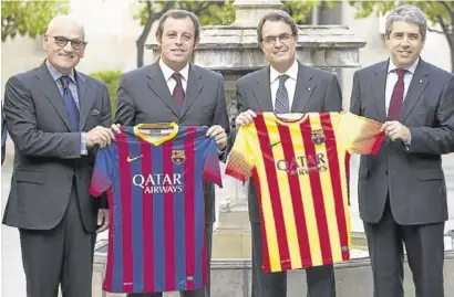  ?? J. MONFORT ?? Sandro Rosell y Carles Vilarrubí el día que le presentaro­n a Artur Mas la camiseta cuatribarr­ada del FC Barcelona //