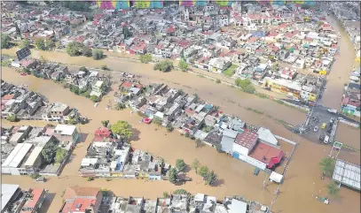  ??  ?? Área urbana del estado de Michoacán, México, completame­nte inundada por las tormentas generadas por el huracán Willa. El fenómeno tocará tierra hoy con vientos superiores a 260 Km/h. (EFE)