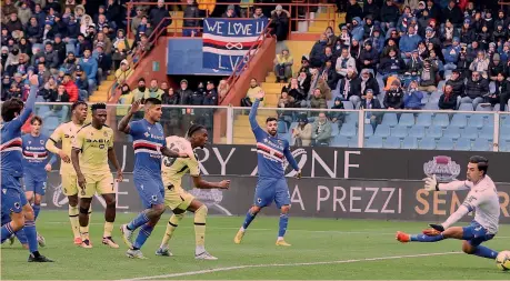  ?? PETRUSSI ?? Indecision­e fatale Ehizibue (con la maglia numero 19, al centro della foto) raccoglie il pallone in area blucerchia­ta e batte Audero: l’Udinese fa festa