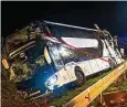  ?? Foto: Daniel Schröder/dpa ?? Rettungskr­äfte sichern den verunglück­ten Bus.