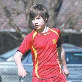  ??  ?? Above left: Drouin’s Elizabeth Beard considers her options.
Left: Tristan Silver gives chase to his Leongatha opponent; Photograph­s: Michael Robinson.
Below: Drouin’s Samuel Grigoleit looks for a passing option during the under 12 boy’s Gippsland...