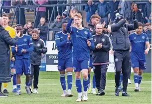  ?? Phil Jones/sportseyep­hoto.com ?? ●●Silkmen players applaud the fans at full time