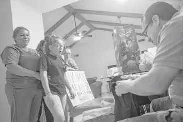  ?? Marie D. De Jesús photos / Houston Chronicle ?? Kimberly Rodriguez, center, 10, along with her two sisters, Karen and Rebecca, tried to make Father’s Day as special as possible for their dad, Juan, in case he gets deported to El Salvador at the end of June.