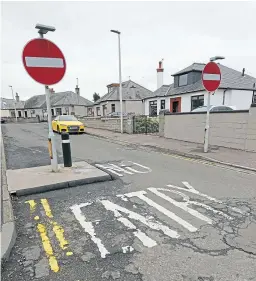  ?? Picture: Dougie Nicolson. ?? The signs at Montgomeri­e Crescent.