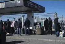  ?? FOT. DAWID ŻUCHOWICZ ?? • Obywatele Ukrainy czekają na dworcu nawet dwie doby / AGENCJA GAZETA