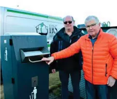  ?? FOTO: TORBJØRN WITZØE ?? Renovasjon­sleder Roald Larsen i IRS Miljø (t.v.) Øistein Kindingsta­d i Alles Miljø ved søppelkass­en som gir applaus eller synger halleluja.