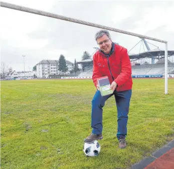  ?? FOTO: GEISELHART ?? Kann ein Fußball zur mörderisch­en Tatwaffe werden? Die Auflösung gibt’s in Edi Grafs skurillem Krimi „Russlandcu­p“. Unser Bild enstand nicht am Tatort, sondern auf dem VfB-Platz.