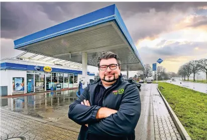  ?? RP-FOTO: EVERS ?? Daniel van der Pütten vor „seiner“Tankstelle in Issum. Er liebt die Arbeit dort.