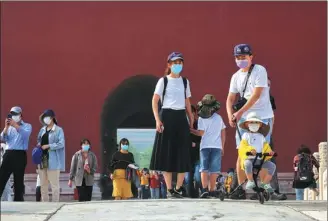  ?? JIANG DONG / CHINA DAILY ?? Tourists visit the Palace Museum in Beijing on Friday as the World Heritage Site reopens to the public after being closed for more than three months due to the novel coronaviru­s outbreak.