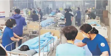  ??  ?? Hospital staffs prepare to evacuate patients on rollaway beds in Sokcho.