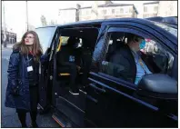  ?? (AP/Alastair Grant) ?? Dr. Sharon Raymond stands near one of the London cabs being used last month during the Vaxi Taxi pilot project to deliver covid-19 vaccinatio­ns.