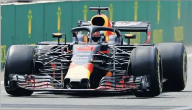  ??  ?? AL FRENTE. Ricciardo y Red Bull, los más rápidos ayer en los entrenamie­ntos libres del GP de Azerbaiyán.