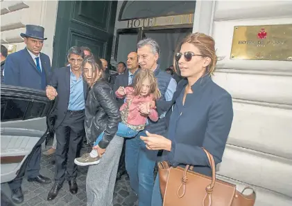  ?? V SOKOLOWICZ ?? Paseo. El Presidente Macri, su esposa y dos de sus hijas, en la puerta del hotel, en Roma.