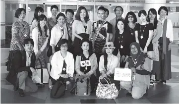  ??  ?? Noriko (standing, middle) with her fans in Sabah.