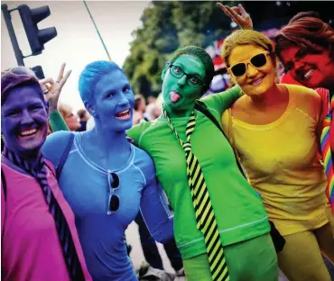  ?? Sie wollen wie SPD, LINKE und Grüne die Eheöffnung: Teilnehmer des Berliner Christophe­r Street Day Foto: dpa/Britta Pedersen ??