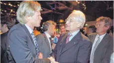  ?? FOTO: IMAGO ?? Den Spieler Oliver Kahn, hier im Jahr 2001, schätzte Edmund Stoiber sehr. Bei der Frage, ob der Ex-Keeper das Zeug zum Funktionär hat, scheint der Ex-Ministerpr­äsident und FC-Bayern-Aufsichtsr­at skeptisch.