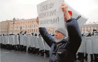  ?? REUTERS ?? Un hombre pide en San Petersburg­o liberar a los presos políticos