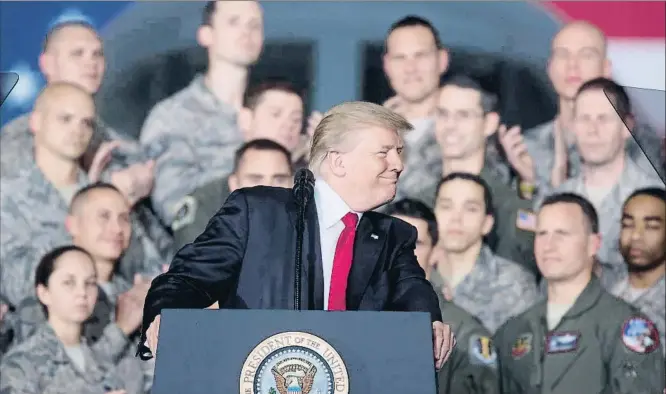  ?? MICHAEL REYNOLDS / EFE ?? El presidente Donald Trump, el pasado viernes con personal de las Fuerzas Aéreas de Estados Unidos en la base de Andrews, en Maryland