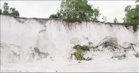  ??  ?? The sheer drop sand pit with unstable overburden at Five Miles (Department of Public Informatio­n photo)