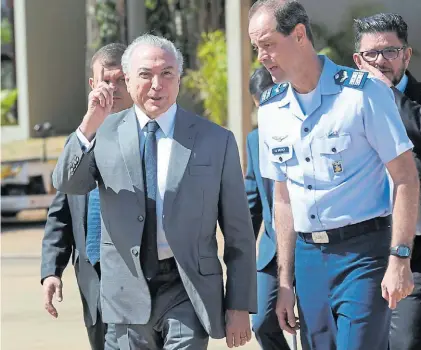  ?? DPA ?? Salida. El presidente brasileño, Michel Temer, ayer en Brasilia, antes de embarcar hacia China.