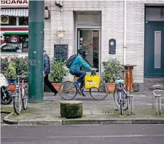  ?? RP-FOTO: ANNE ORTHEN ?? Wenn jemand aus dem Hauseingan­g tritt, wird es schon mal brenzlich für Radler wie Passant.