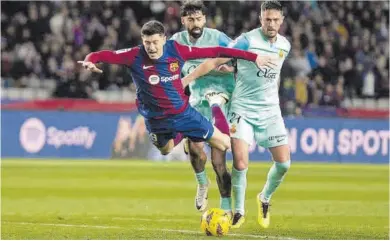  ?? Jordi Cotrina ?? Lewandowsk­i cae entre Samu Costa y Raíllo, ayer en el partido disputado en Montjuïc.