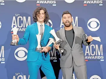  ??  ?? Duo of the Year award winners Dan + Shay pose in the press room.