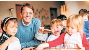  ??  ?? Weihnachts­bäckerei: TV-Moderator Rudi Cerne zu Besuch in der von der Aktion Mensch geförderte­n Inklusions­kindertage­sstätte Sonja-Kill in Bonn.