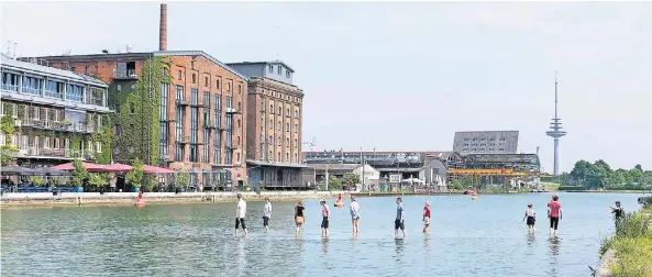  ?? FOTOS: SKULPTUR PROJEKTE 2017 / HENNING ROGGE ?? Ayse Erkmens Arbeit „On Water“im Münsterane­r Hafenbecke­n.