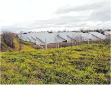  ?? FOTO: ROLAND RAY ?? In einem Gebäude dieses Solarparks an der B 30 in Laupheim hat sich die Vergewalti­gung ereignet.