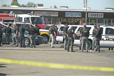  ?? DAVID WALLACE/THE REPUBLIC FILE ?? Police work the scene of an officer-involved shooting in Phoenix that left a suspect dead and a Glendale police sergeant seriously injured on March 2, 2018. The case involved a U.S. Marshals Service task force.