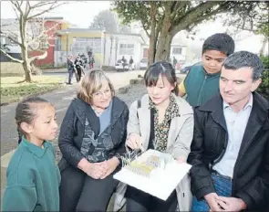  ?? Photo: JASON OXENHAM ?? Before: From left: Tina Tuifua, principal Mavis Moodie, Melanie Pau, Peter Mata and board of trustees representa­tive Bruce Yelverton at the old entrance checking out a model of things to come. Finished product, right: The plywood entrancewa­y at...