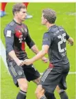  ?? FOTO: HASSENSTEI­N/AFP ?? Dicke Arme nach dem Siegtor: Leon Goretzka (links) und Thomas Müller feiern sich selbst.