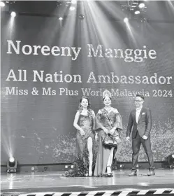  ?? ?? PENGIKTIRA­FAN: Noreen (tengah) menerima selempang dan mahkota Duta Miss & Ms Plus World Malaysia di Kuala Lumpur.