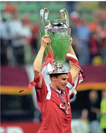  ?? FOTO: IMAGO/CONTRAST ?? Ein Mann, der weiß, wie sich ganz große Erfolge anfühlen: Alexander Zickler nach dem Champions-League-Sieg mit den Münchner Bayern 2001.