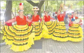  ??  ?? Paraguayas vestidas de ao po’i, con cántaros, sombrero piri y pantallas.
