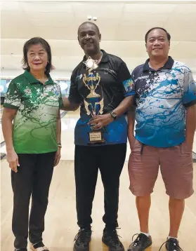  ??  ?? FINAL QUALIFIER. Terence Williams (center) receives his trophy after topping the monthly qualifiers with 1,104 pinfalls.