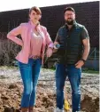  ?? Korczikows­ki Foto: Jana ?? Julia Fahrmeier und Christian Thiel sind sauer, weil bei ihrem Hausbau in Affaltern nichts vorangeht.