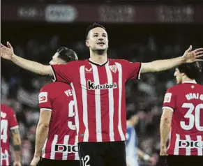  ?? FOTO: ECHEVERRIA ?? Guruzeta, celebrando uno de los dos goles que marcó anoche al Alavés en casa