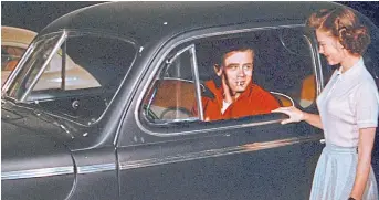  ??  ?? El inolvidabl­e James Dean, en la icónica Rebelde sin causa